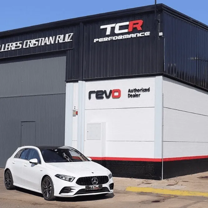 TCR Perfomace fachada entrada nave